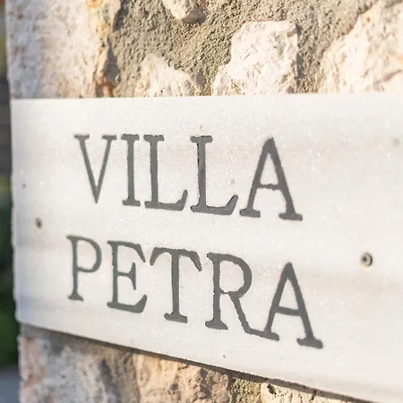 Petra In Villa Karavados